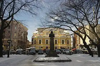 Théâtre dramatique national de Kharkiv sur la place de la Poésie classé.