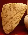 Fragment de vase en travertin découvert dans le temple d'Horus à Nekhen et mentionnant un évènement.