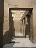 Salle en "T" du temple d'accueil.