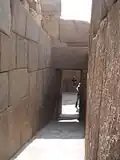 Accès à la chaussée située dans le temple d'accueil.