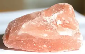Sel gemme de couleur rose provenant de la mine.