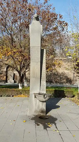 Monument surmonté d'un aigle à Etchmiadzin à la mémoire de Mkrtich Khrimian et de sa «&nbsp;louche de fer ».
