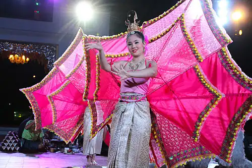 Danse du paon (en) au Khum Kantoke, qui privilégie « l'exubérance »