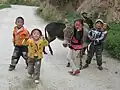 Enfants sur la route vers le Gompa de Garzê.