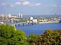 Vue générale de la péninsule vue depuis Podil. Au fond à gauche les tours du quartier d'Obolon.