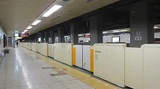 Un quai latéral.
