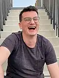 Killian Couppey, producteur de La Cie Très Très Drôle, rit de bon cœur.