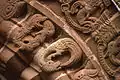 Autres détails de l’arche comprenant des serpents et des dragons qui se mordent la queue.