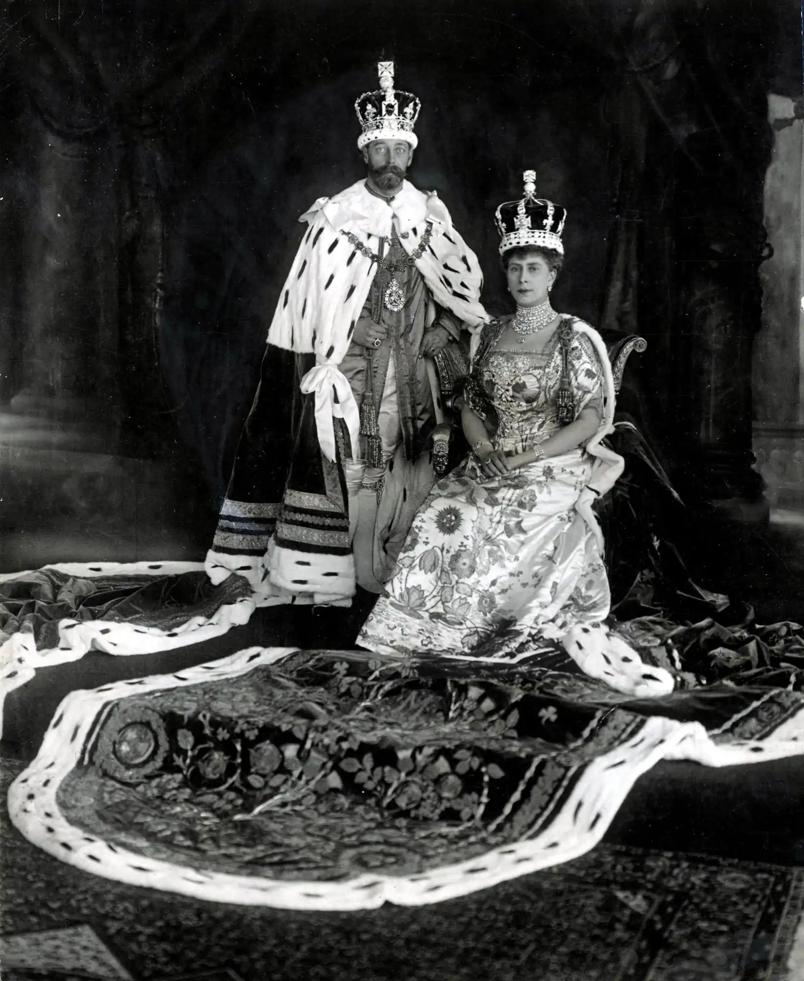 La reine Mary portant la couronne lors de son couronnement (1911).