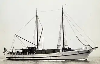 Bateau à deux mâts, battant pavillon américain.