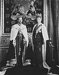 La reine Mary portant la couronne sans les arches lors de la cérémonie d'ouverture du Parlement (1911).