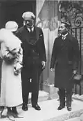 Rama VII et Rambai Barni avec le Premier ministre britannique Ramsay Macdonald en 1934 au numéro 10 de Downing Street, 1934.