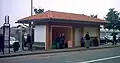 Le kiosque de Neuville, toujours utilisé comme abri par les voyageurs attendant le bus pour Lyon.