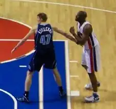 Kirilenko en défense, avec un adversaire dans son dos.