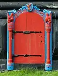 L'entrée de Roykstovan a été détruite en 1833. Cette copie conforme à l'original a été réalisée en bois et sculptée par le « fermier du roi » Jóannes Patursson en 1907. Sur le dessus se trouve le « Lion norvégien », indiquant que les îles Féroé étaient une colonie norvégienne après l'ère viking.
