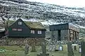 À gauche, Kirkjubøargarður ; à droite les ruines de la Cathédrale Saint-Magnus de Kirkjubøur