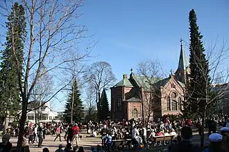 Le parc de l’église lors de la fête de vappu.