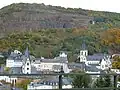 Les églises protestante et catholique.
