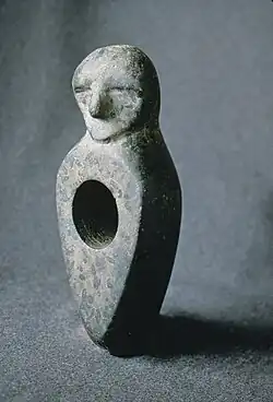 Âge de pierre : hache en pierre gravée avec visage humain trouvée à Kiuruvesi