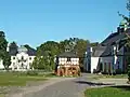 Vue des communs à droite du château