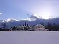 Vue en hiver sur le monastère de Klokotý (2007), au premier plan "Emmaüs" - Maison de pèlerinage (ancien presbytère)