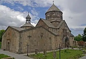 Gavit (gauche) et Sourp Grigor (droite) depuis le sud-ouest.