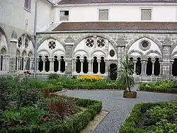 Le cloître.