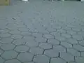Sol en pavé autobloquant hexagonaux (sans joint) dans la station de métro Knyaginya Maria Luiza à Sofia Metropolitan, en Bulgarie. De même forme, les tomettes sont des carreaux de terre cuite jointoyés.