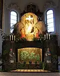 Photographié le dimanche de Pâques, on y voit le tombeau vide et le Christ ressuscité.