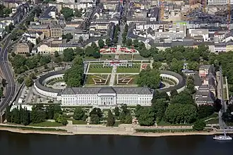 Le palais de l'archevêque.