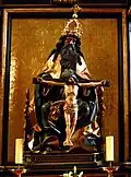 Statue de Dieu le Père soutenant la croix du Fils.