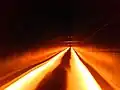 Vue nocturne du mur du souvenir.