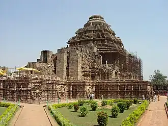 Konarak, temple de Surya. Milieu du XIIIe siècle. Orissa. En grès rose pâle.