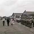La reine Juliana des Pays-Bas passe en revue la garde d'honneur en compagnie du président Soeharto en 1971 à Kemayoran