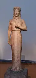 Phrasicleia, tombe d'une jeune fille d'une élite de l'Attique, v. 550-540. Marbre de Paros, 1,76&nbsp;m. MNArch Athènes