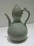 Verseuse / double gourde : sauvagines et roseaux. Grès à décor gravé et incisé sous couverte céladon. H. 26,7&nbsp;cm. Début XIIe&nbsp;siècle. Met
