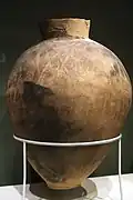 Grande jarre à petite base, polie. H env 80-90 cm. Mumun moyen, VIIe siècle AEC, Daepyeong, Jinju. Musée national de Corée