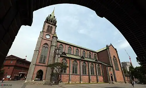 Cathédrale Myŏngdong au style pseudo gothique.