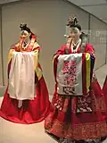 Hwalot, vêtement de mariée. Les couronnes sont appelées jokduri sur le modèle de gauche et hwagwan à droite. National Folk Museum of Korea