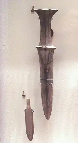 Substituts d'épée (H 28 cm) et de pointe de flèche. Pierre. IVe&nbsp;siècle av. n. ère. Musée Guimet Paris