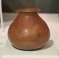 Jarre globulaire, polie, teintée en rouge. H. 13,2 cm. VIIe – Ve&nbsp;siècle AEC. Sancheong. Musée national de Corée