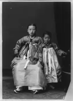 Une coréenne et sa fille, entre 1910 et 1920.