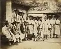 Groupe de Coréens portant des gat, 1863.