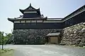 Yagura sur un mur de pierres.