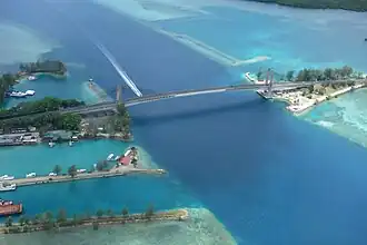 Vue aérienne du pont de Koror-Babeldaob.