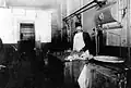 Boucher casher Max Cohen dans sa boucherie, Ottawa, 1929