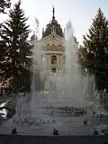 Vue du Théâtre d'État à travers la fontaine
