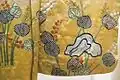 Kosode, v. 1700-1750.Teinture jaune à réserves et broderies sur soie damassée rinzu.Coll. Matsuzakaya, Tokyo.