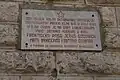 Cette plaque a été apposée sur le bâtiment à l'occasion du 50e anniversaire de la Révolution d'octobre : "Intimidée par la vague de la Révolution d'Octobre, une cour martiale austro-hongroise a condamné à mort dans cette maison les chefs de la révolte des marins de la Baie le 10.II.1918."