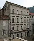 C'est dans ce bâtiment de Kotor qu'a eu lieu la cour martiale de la batterie.